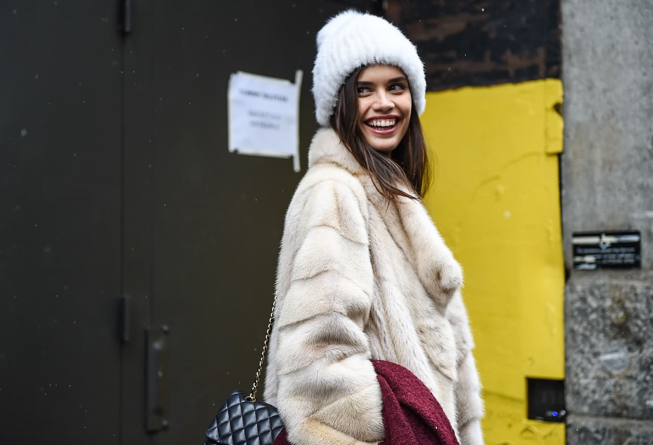 'Mongolian fur', así se ha bautizado a esta tendencia de llevar grandes y voluminosos abrigos, que pueden ser de piel artificial sin perder ni una gota de elegancia.