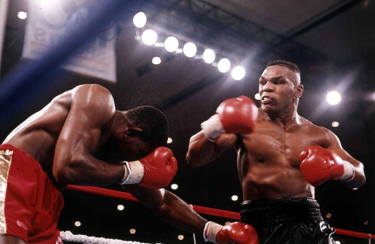 Dándole una paliza al británico Frank Bruno. Cuando estaba arriba del ring era una máquina de matar.