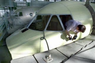 El Antonov An-140 es un avión pequeño diseñado para uso regional y con un rango de unos 2,400 kilómetros.