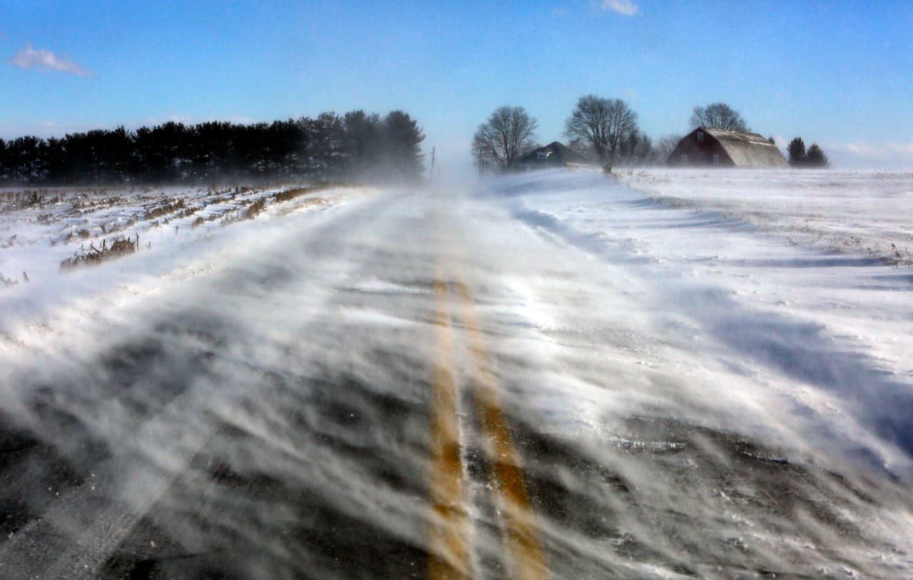 La nieve impulsada por el viento helado cae sobre una carretera de, Mont Joy, Pennsylvania.