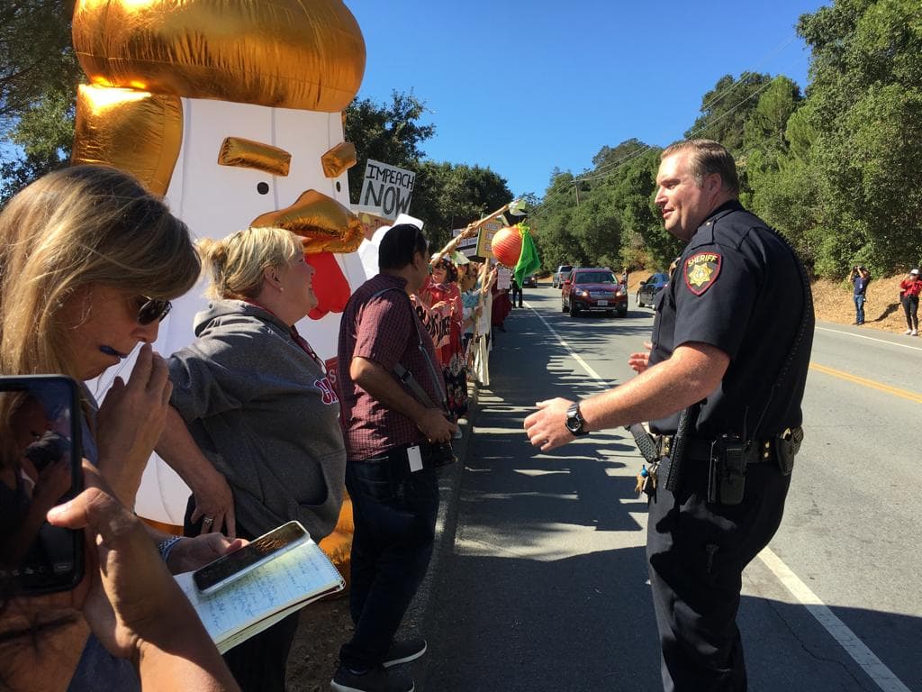 El presidente Donald Trump estuvo este martes en el Área de la Bahía para recaudar fondos para su campaña de reelección, un viaje que estuvo envuelto en secretismo pero que no evitó las protestas.
<br>
