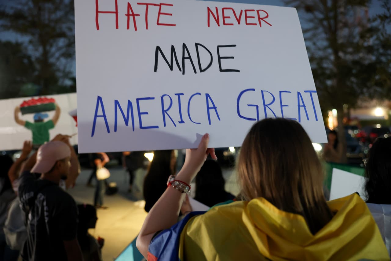 "El miedo no hará a América grande": es uno de los mensajes que mostraron los manifestantes al oponerse a los operativos de inmigración.