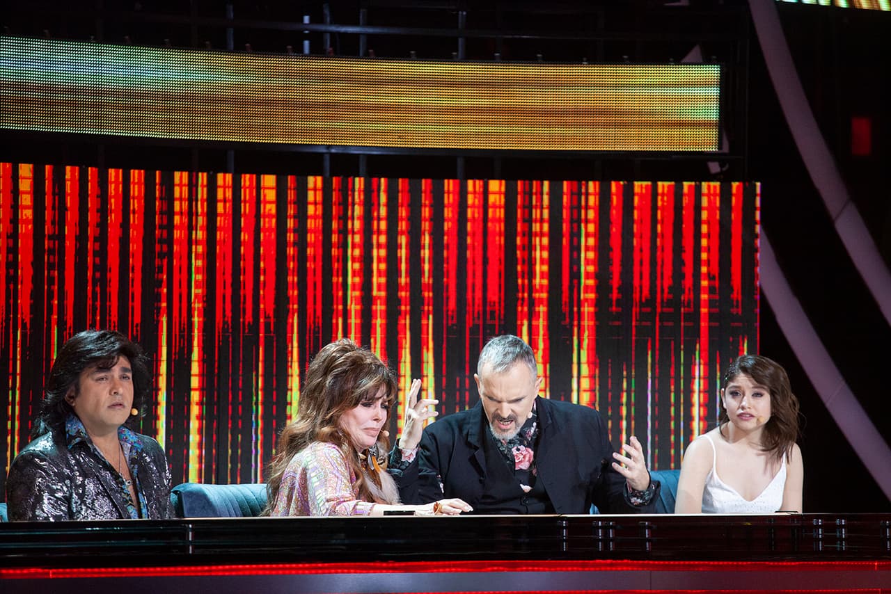 Es común ver a Galilea charlando con Albertano, Galilea, Miguel y Karol en los cortes comerciales de Pequeños Gigantes. Hablan de su trayectoria, de ropa, de tradiciones, de sus familias y de las ocurrencias de los participantes.