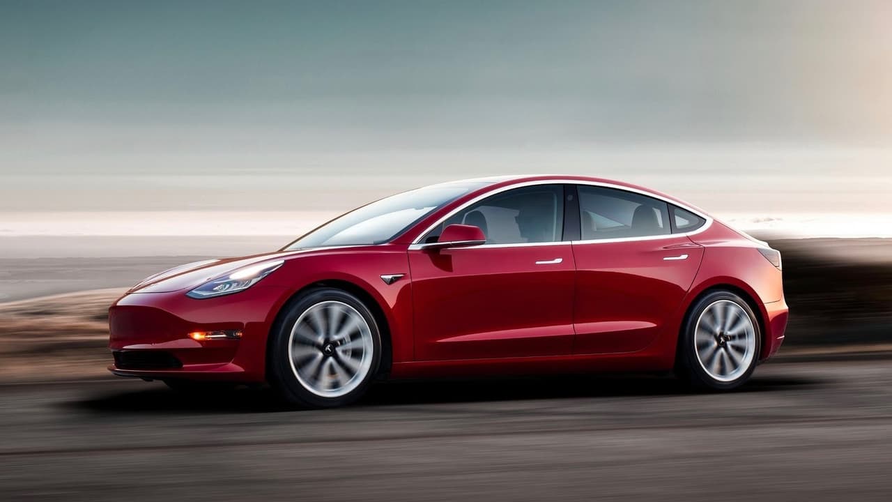 Tesla Model 3 es ofrecido en cuatro sabores: el
<b>modelo básico</b> con la batería regular y tracción trasera, versión
<b>Long Range</b> (autonomía larga con batería extendida)
<b>con tracción trasera</b>, el
<b>Long Range con tracción integral</b> y el modelo
<b>Performance con tracción integral</b>. Los precios comienzan para la versión básica sin opciones en 35,000 dólares.