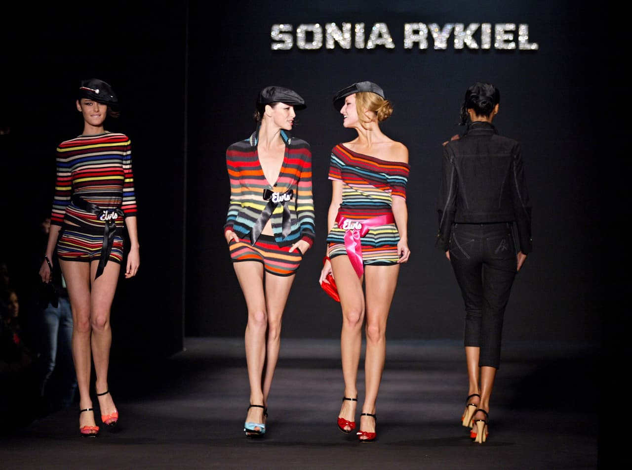 Este tejido versatil lo usó también para crear además de sweaters, vestidos y faldas estilo jersey. Desde joven Sonia se empeñó en ser la mujer que diseñaba para la mujer actual. Sus prendas se caracterizan por no tener forro y por evitar las molestas costuras – que muchas veces molestan a las mujeres al rozar con su piel – ella, antes que muchos diseñadores japoneses decidió dejar estas costuras al descubierto.