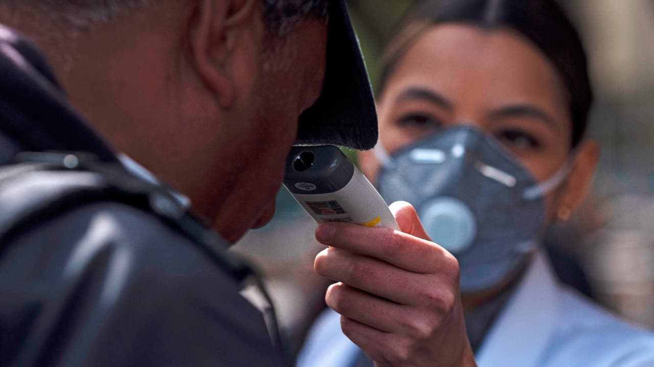 De acuerdo con los CDC, la enfermedad del covid-19 es una afección respiratoria que se puede propagar de persona a persona y su característica principal es que es asintomático por 15 días y también que la limpieza es la principal defensa contra el virus.