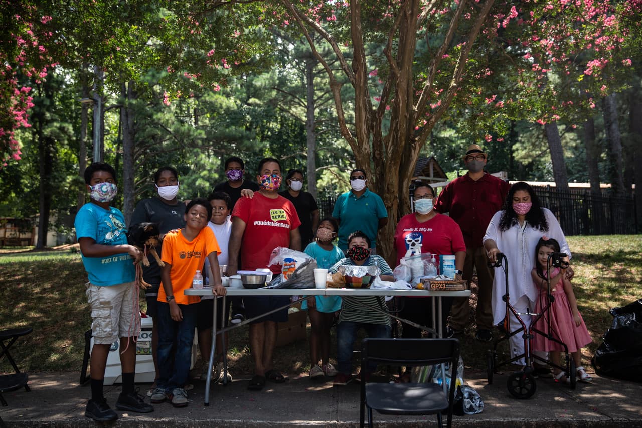 La Semilla ha distribuido de 600 a 800 cajas de alimentos a la semana a familias necesitadas desde el inicio de la pandemia. “Me enorgullece que no tuviéramos que depender de ninguna institución. Como comunidad, nos organizamos nosotros mismos”, dijo el activista comunitario Ivan Almonte