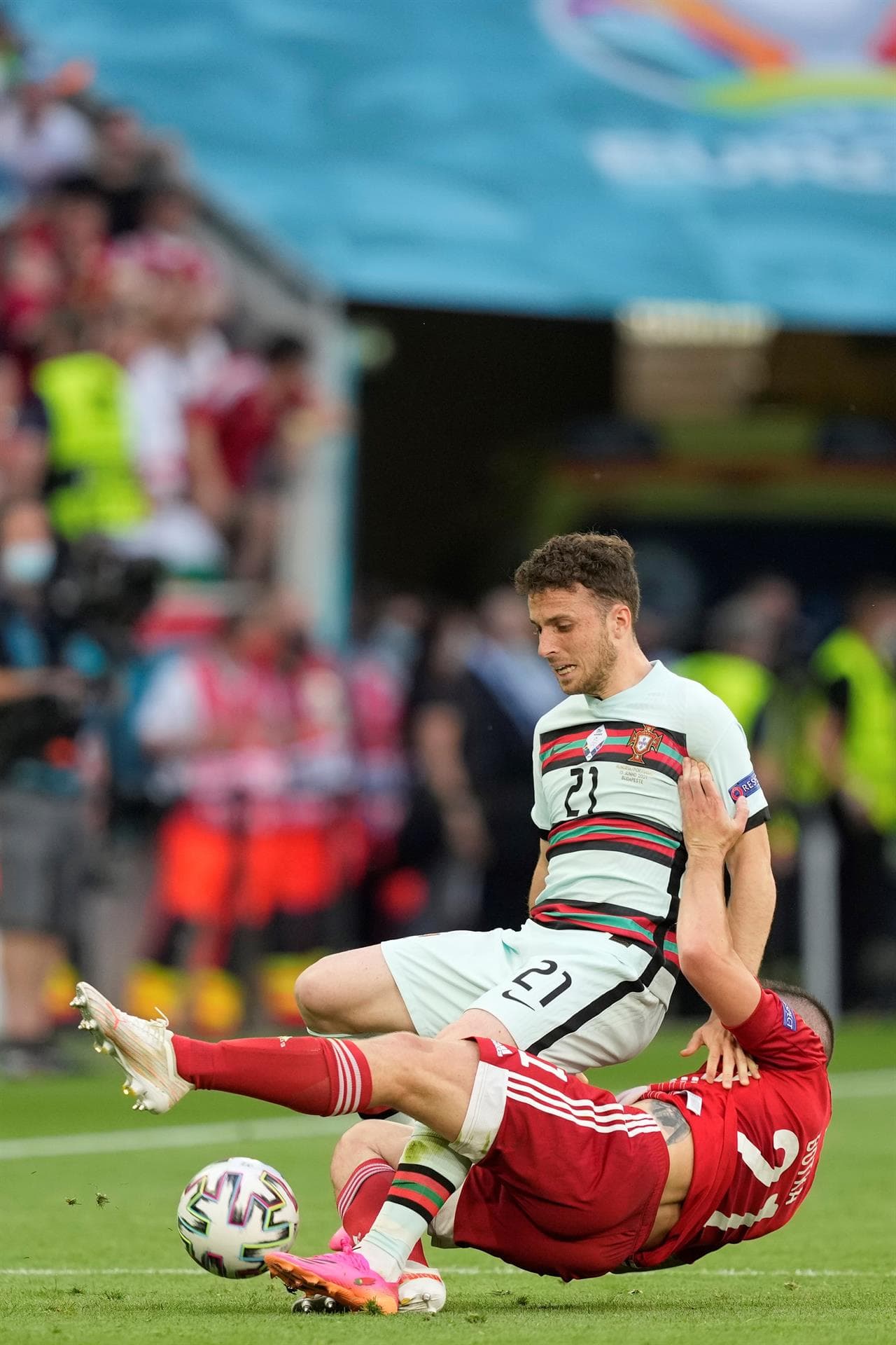 Portugal salva el resultado y derrota a Hungría 3-0 durante el partido del Grupo F en la Euro 2020. La primera parte del partido empataban a cero, pero Raphael Guerreiro ponía el primer tanto al minuto 84 y Cristiano Ronaldo se encargó de cerrar el partido con doblete, sumando los primeros tres puntos para los lusos.