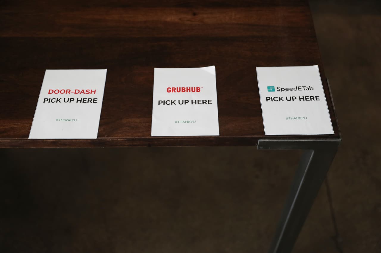 Los negocios también han adaptado sus espacios para que los clientes pueden recoger sus pedidos de una forma rápida y eficaz, manteniendo el distanciamiento social.