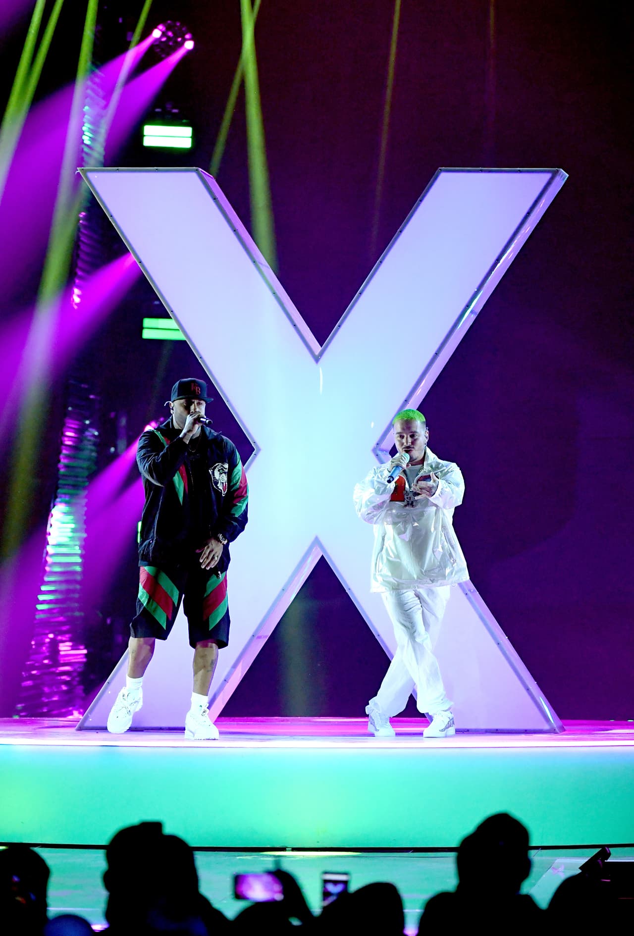 Uno de los momentos más prendidos de la noche llegó cuando J Balvin y Nicky Jam interpretaron su éxito 'X', dejando claro que el reggaeton es el ritmo que mandó en esta ceremonia.