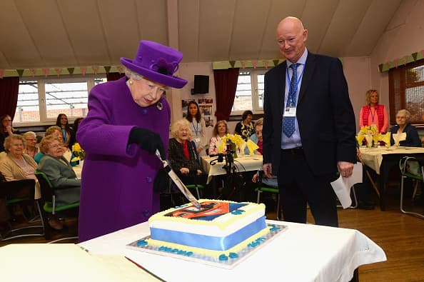 Experiencia en cocinas de primera calidad, trabajar en equipo, comunicación y adaptabilidad, cumplir con los plazos y disponibilidad para viajar a otras residencias reales, son otras de las habilidades exigidas por la casa real.