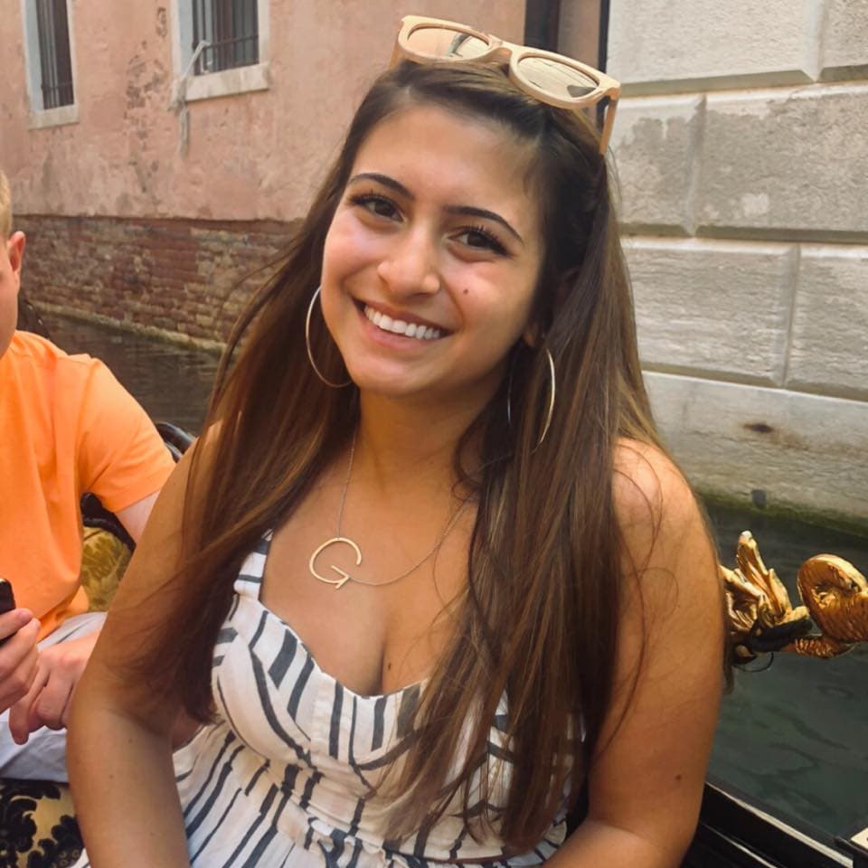 Una mesera recibe $5,000 de propina y promete repartirlos entre sus compañeros