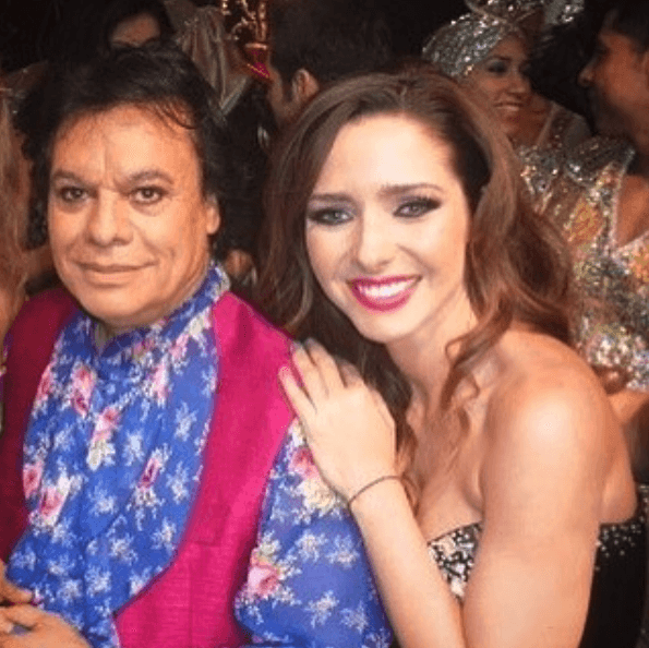 Un día después de la muerte de 'El Divo de Juárez', Ariadne Díaz publicó esta imagen junto a él en sus redes sociales. "Maravilloso todo lo que nos regaló, su pasión, sus letras, su música, su carisma, sus frases y su admirable historia de vida. Un hombre que empezó desde abajo y es ahora uno de los íconos más grandes de este país", escribió la actriz para así mostrar la admiración que tiene por 'Juanga'.