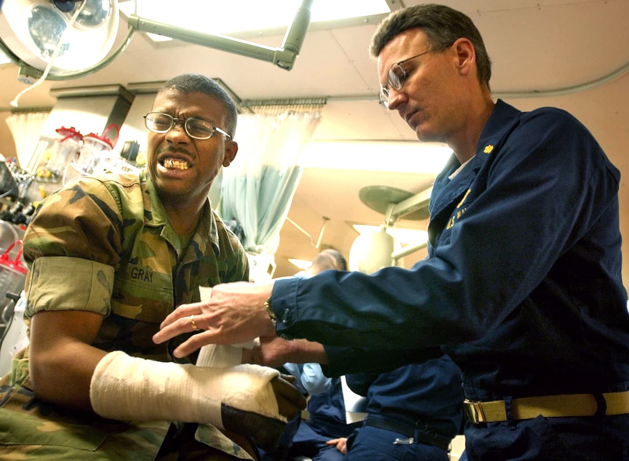 Los soldados estadounidenses heridos eran atendidos en un buque hospital en el Golfo Pérsico. Hasta este año más de 4,400 militares estadounidenses han perdido la vida en el conflicto. Luego del retiro en 2011 el grupo terrorista Estado Islámico, derivado de Al Qaeda, controló zonas de Irak y Sira y fundó un Califato (un país completamente árabe y antioccidental). Sin embargo, años más tarde perdieron el control de esos territorios.