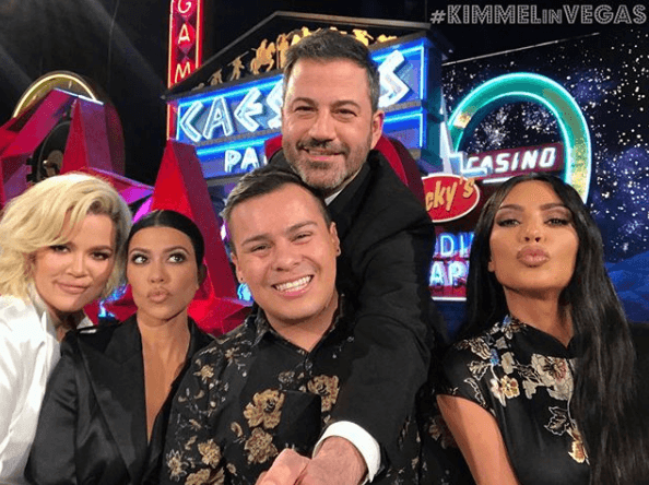 En el orden acostumbrado, Khloe y Kourtney Kardashian, un fanático llamado José, el conductor Jimmy Kimmel y 
<b><a href="https://www.univision.com/famosos/kim-kardashian-confiesa-estar-aterrada-ante-la-llegada-de-su-cuarto-hijo-fotos">Kim Kardashian</a></b>, durante la transmisión del programa desde Las Vegas, Nevada.