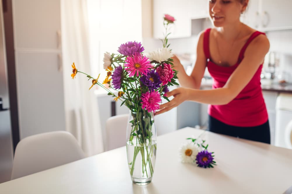 ¡Danza, vístete de púrpura y verde intenso, llena de flores el hogar y aromatízalo con velas fragantes de sándalo y lavanda!, es tiempo de fiesta, de expansión, de buen humor.