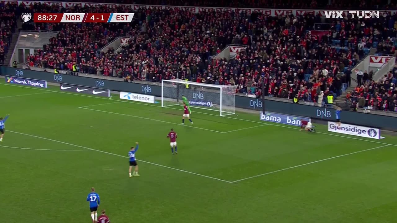 ¡Este por poquito es gol! Estonia no deja de intentar