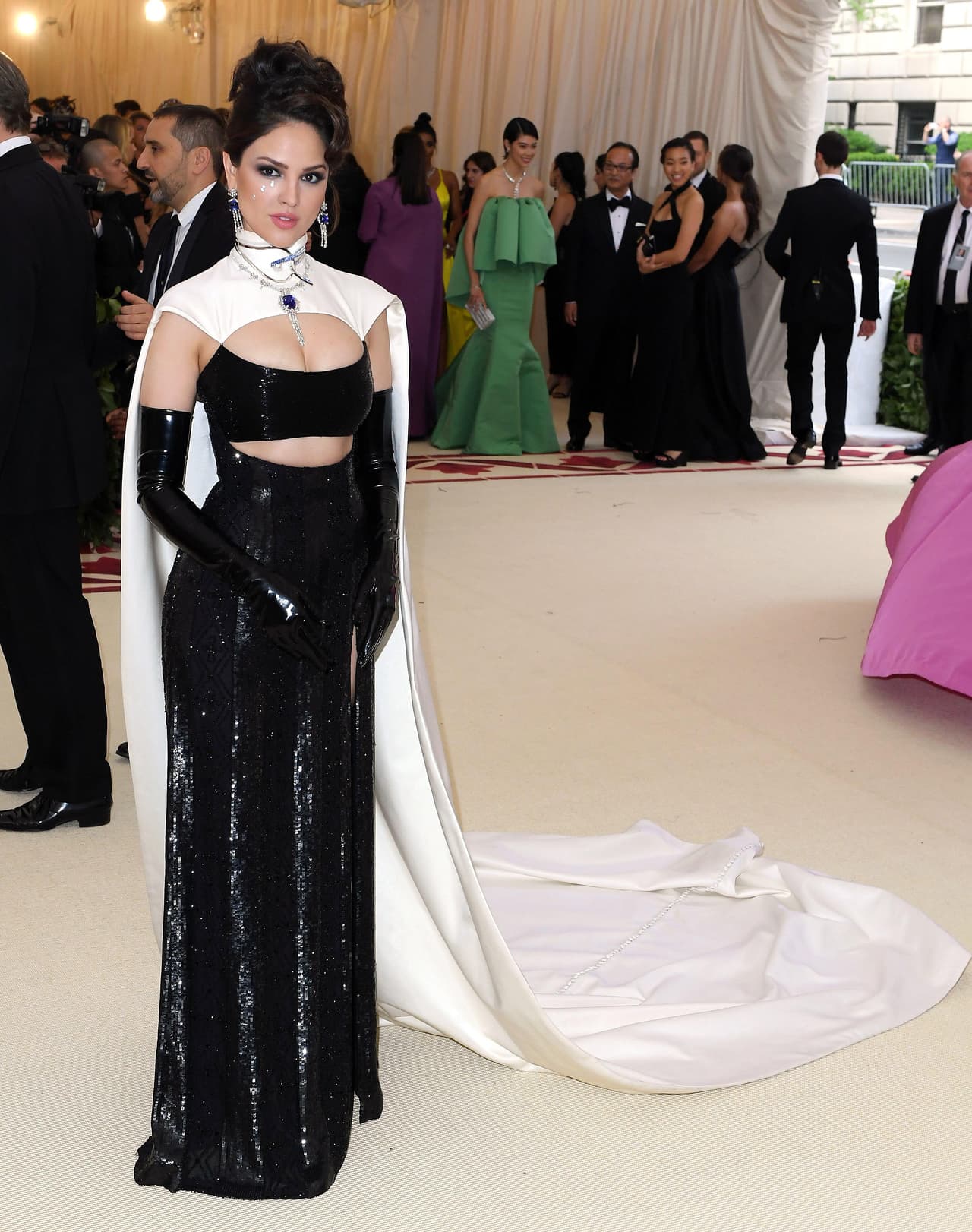 Algunos famosos asisten dependendo de la relevancia que hayan tenido en el año en curso, como Eiza Gonzalez quien asistió tras haber presentado los premios Oscar. 
<br>