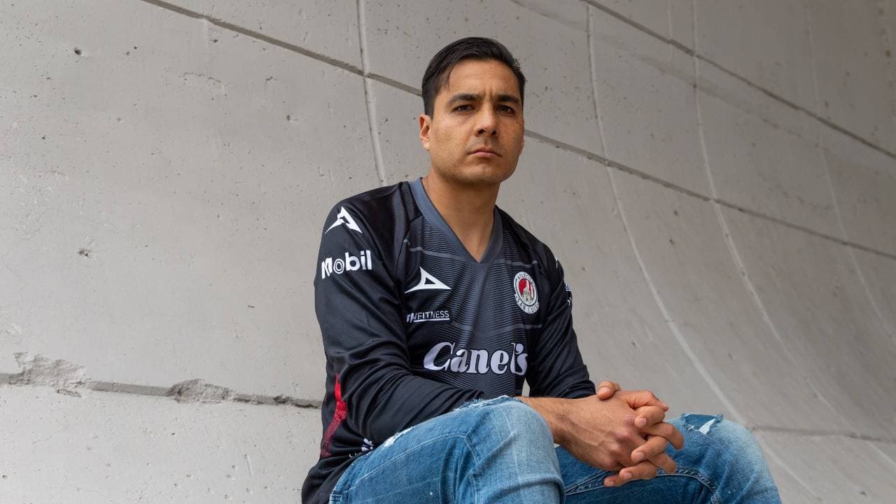 Atlético San Luis y Club León presentaron de manera oficial las nuevas ‘armaduras’ con las que enfrentarán sus compromisos en el máximo circuito del futbol mexicano.