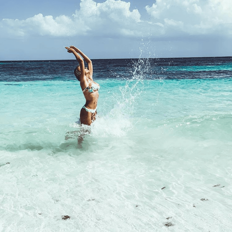 "Son unas historias que subimos cuando estábamos en Ibiza. Es increíble que hayan tomado esas imágenes y 
<b>me borraron el traje de baño, ¡qué bárbaros!</b>". 
<br>