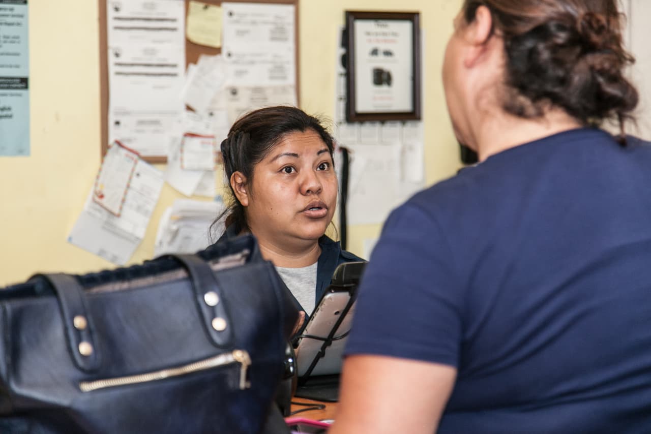 Otras veces le piden consejo. Como esta inmigrante que, preocupada por lo sucedido con la familia, le pregunta a Maty qué debe hacer en una cita con inmigración que tiene próximamente. "No lleves a tu marido, lleva a tu abogado", le aconseja la guatemalteca.