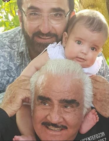 Pero la bebé Antonella no solo llegó para alegrar el hogar de Vicente Fernández Jr, sino de toda la familia Fernández, como se muestra en esta imagen, donde se ve feliz a su bisabuelo, el cantante Vicente Fernández.