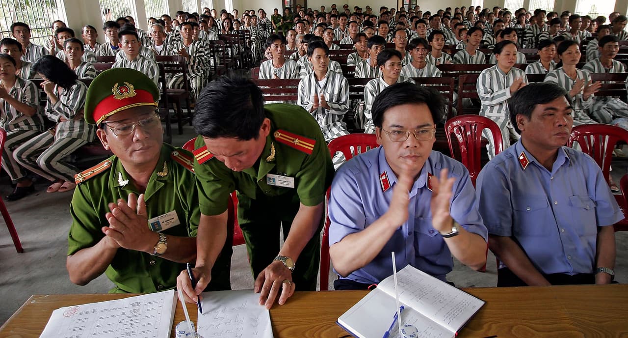 <b>Puesto 13. Vietnam. 130,002 convictos (2017)</b>, según la Conferencia de Administradores Correccionales de Asia y el Pacífico. Tiene una tasa de población penitenciaria de 137, basado en los 95 millones de habitantes que tenía en octubre de 2017. En este resumen, las cifras totales de internos incluyen las detenciones preventivas y de quienes esperan juicio en cada país, excepto las de China y Brasil.