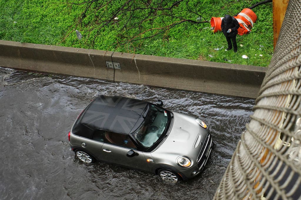Mientras que en 
<b>Newark</b> el número de vuelos retrasados era de 54 a las 10:15 de la mañana. Alrededor de las 11:00 de la mañana se informó que la 
<b>terminal A del aeropuerto de LaGuardia fue cerrada hasta nuevo aviso.</b>
<br>