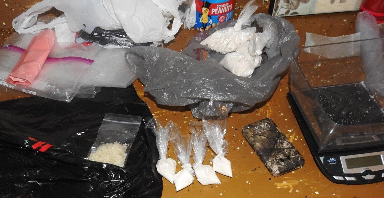 Tres personas fueron arrestadas luego de que autoridades desarticularan un laboratorio clandestino que procesaba droga este jueves por la tarde en Woodstock, Georgia.