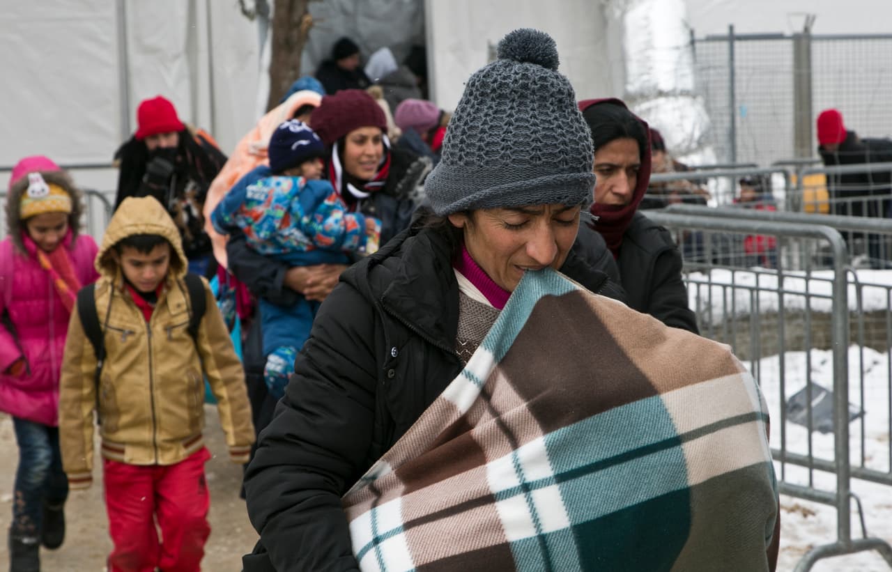 <b>Cobijas, lonas, zapatos, casas de acampar. </b>Loaves & Fishes 
<a href="https://www.facebook.com/loavesandfishes/posts/10159404108792199" target="_blank">informó</a> a finales de octubre sobre estas cuatro cosas que se necesitan con urgencia. Estas cosas y las que encontrarás a continuación se pueden entregar en:
<br>
<b>Loaves & Fishes</b>
<br>
<b>1351 North C Street</b>
<br>
<b>Sacramento, CA 95811</b>
<br>Lunes a viernes de 7:00 am a 2:45 pm.