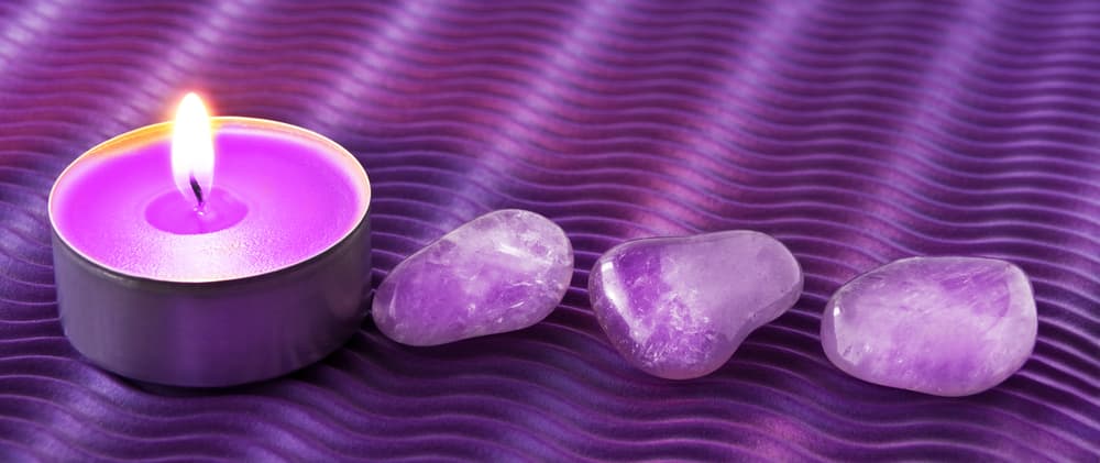 Una vela morada no debe faltar nunca en algún ritual para pedir éxito, obtener poder, conseguir prestigio, prominencia o consolidar nuestros objetivos o emprendimientos, pero siempre con un deseo noble de nuestro corazón.