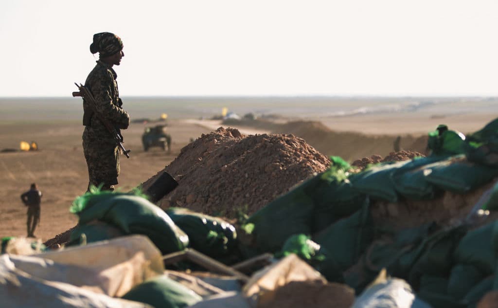 Las fuerzas especiales iraquíes, el ejército y unidades de la policía federal participan en la ofensiva junto a grupos paramilitares autorizados por Bagdad, en su mayoría milicias chiíes, que operan en las afueras de la ciudad.