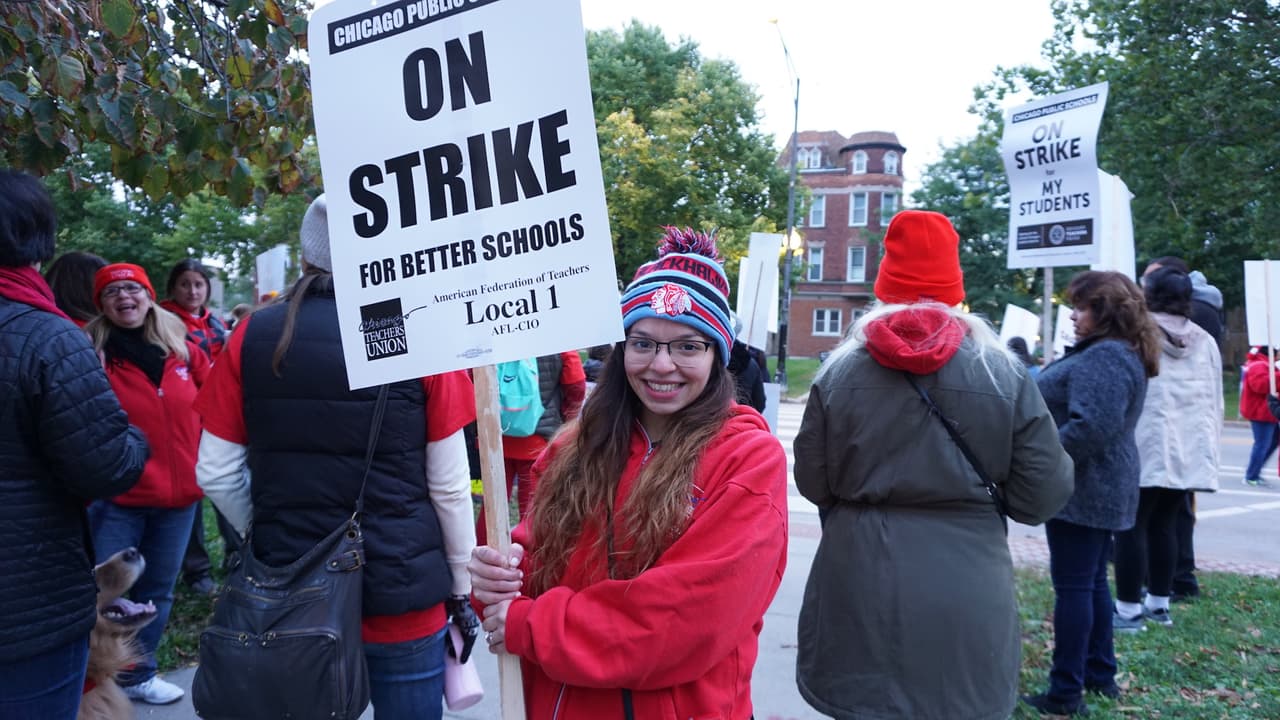 En esta foto, Natali Kerrigan sostiene una pancarta durante las primeras horas del inicio de las 
<a href="https://www.univision.com/local/chicago-wgbo/inicia-la-huelga-del-sindicato-de-maestros-de-chicago-tras-meses-de-negociacion">manifestaciones</a> de la huelga.