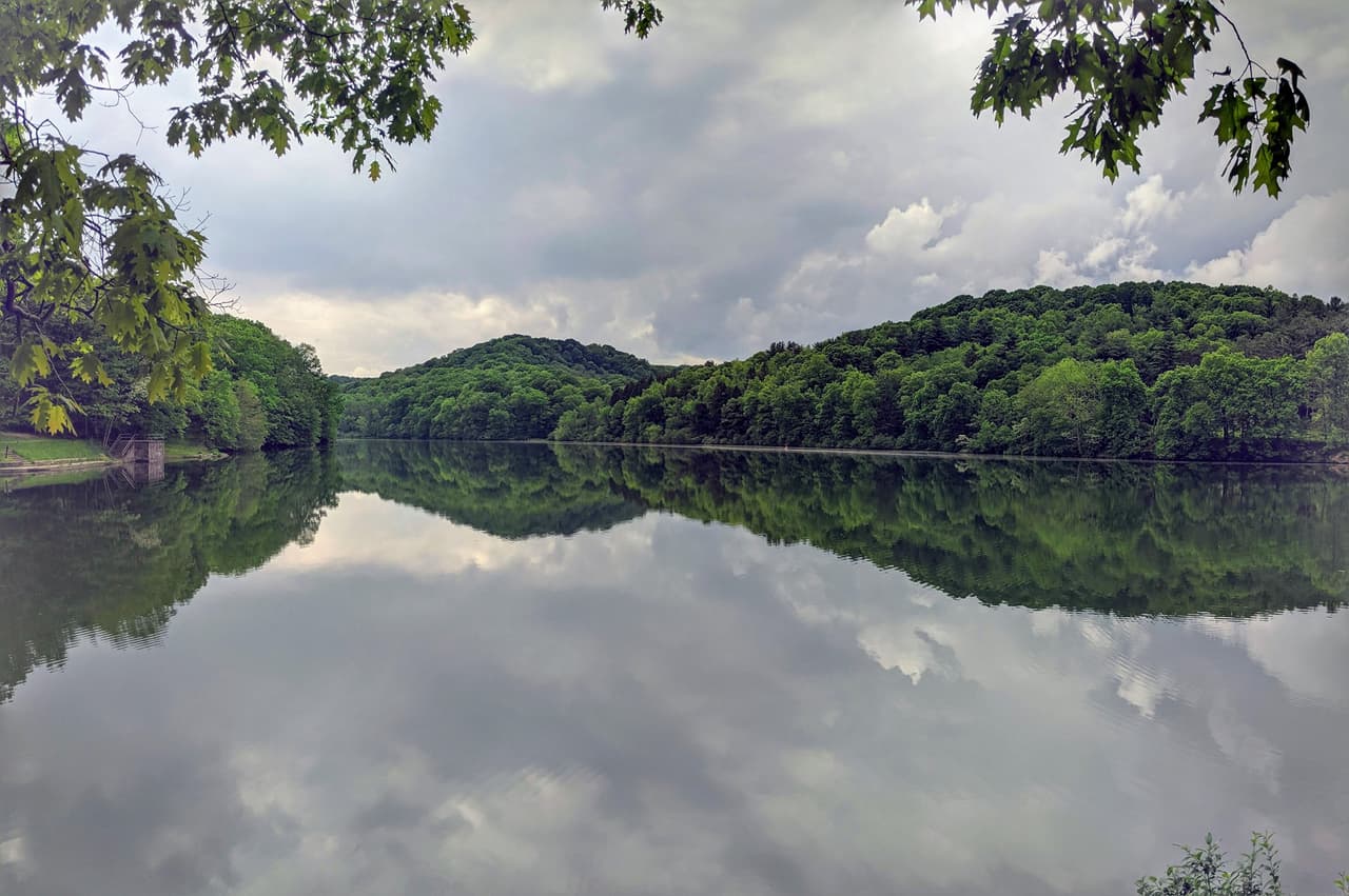 <b><a href="https://www.dcnr.pa.gov/StateParks/FindAPark/RaccoonCreekStatePark/Pages/default.aspx">Raccoon Creek State Park</a></b>: El parque abarca 7572 acres y cuenta con el hermoso Raccoon Lake de 100 acres. Las instalaciones del parque son una mezcla de lo moderno y lo rústico con campamentos grupales de la era del Cuerpo Civil de Conservación. Con un parque infantil, un anfiteatro y una playa para nadar, Raccoon Creek ofrece diversión para toda la familia.