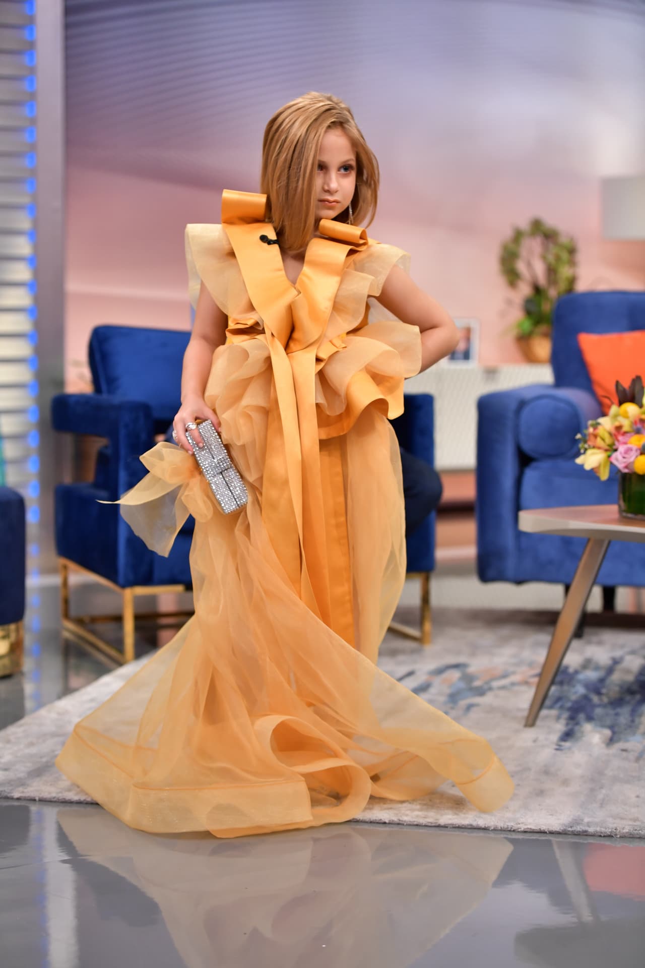 Este año la pequeña niña no se quedó atrás y nuevamente
<b><a href="https://www.univision.com/shows/despierta-america/jlo-se-fue-de-espalda-al-reencontrarse-con-la-pequena-diva-que-la-conquisto-te-ves-bella-mejor-que-nunca-video" target="_blank"> la impresionó imitando el look</a></b> con el que se presentó en el Festival Internacional de Cine de Toronto.