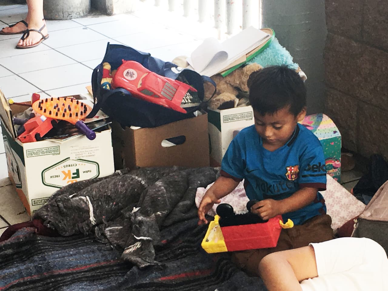 Un niño guatemalteco espera a las afueras de la garita de Nogales para cruzar a territorio estadounidense