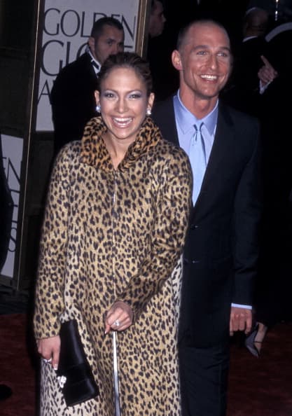 En 2001 apareció en la premiación del brazo de Matthew McConaughey y usando un abrigo muy peculiar.