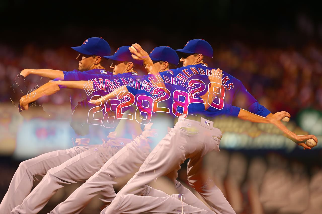 Imagen perfecta para los aprendices de béisbol: el lanzador inicialista de los Cachorros de Chicago Kyle Hendricks queda expuesto en sus movimientos contra los Cardenales de San Luis gracias a una imagen con multiexposiciones.
