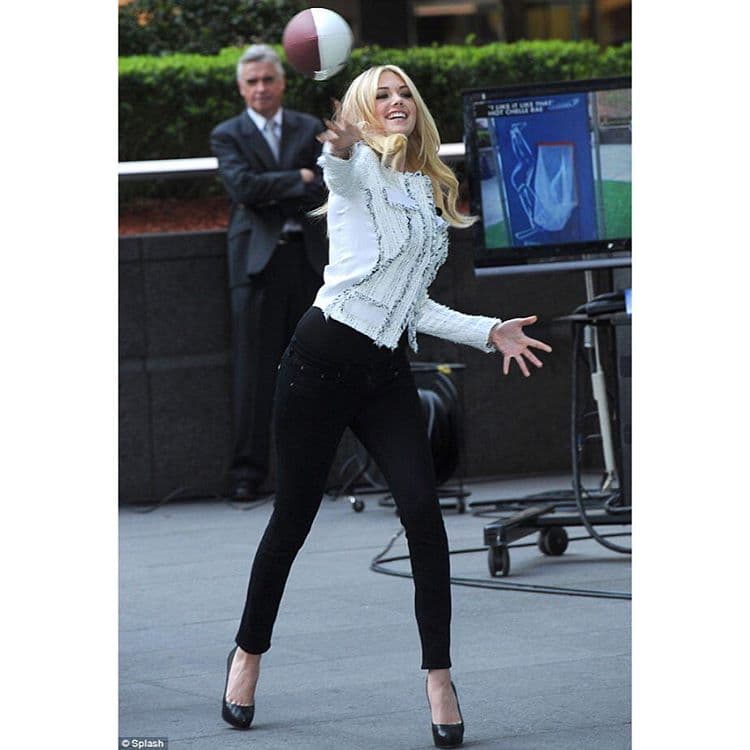 Kate Upton ya calienta para apoyar a los Broncos.