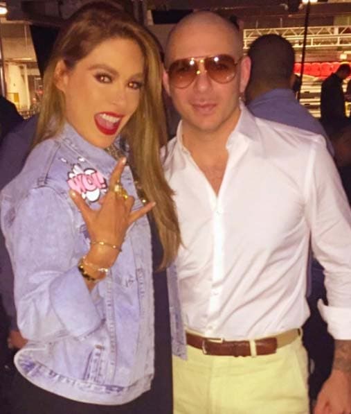 Además de estar guapísimo, el cantante Pitbull, pone a todos a bailar.