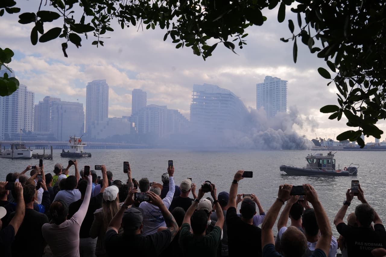 Decenas de testigos se congregaron en los alrededores para presenciar la implosión que dejó una nube de polvo en la zona que rápidamente se fue disipando.