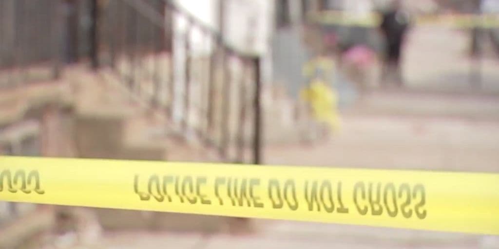 El día terminó con un asesinato- suicidio en la sección Summerdale de Filadelfia que dejó a una mujer muerta. La víctima fue asesinada a tiros dentro de una casa en la cuadra 5600 de la calle Frontenac alrededor de las 10:17 p.m.
<br> 
<br> También se encontró a un hombre con una herida de bala autoinfligida. Más tarde murió en el hospital.
<br> 
<br> 
<br>