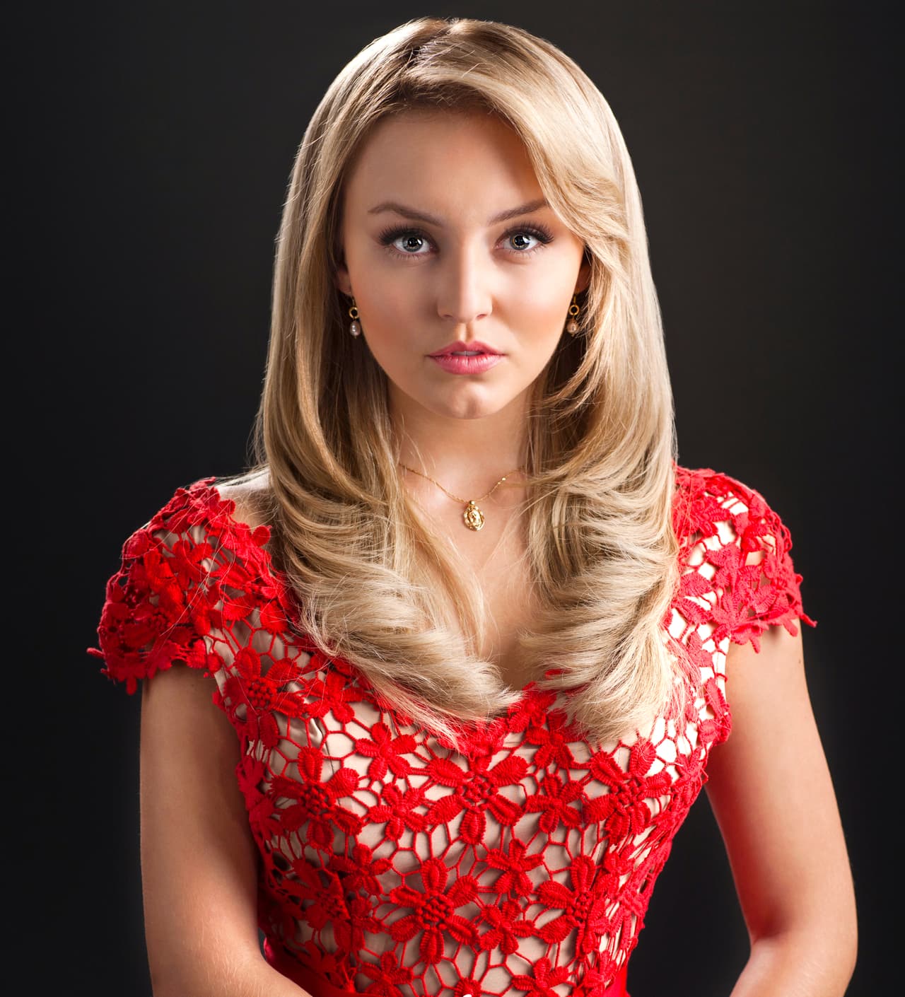 Los 
<u><b><a href="https://www.univision.com/shows/premios-juventud" target="_blank">Premios Juventud 2022</a></b></u> tienen 10 nuevas categorías, entre las que se encuentran Mi Actriz Favorita y Mi Actor Favorito, cuyos ganadores serán elegidos por el público.
<br>
<br>Mientras tanto, conozcamos a los nominados de estas dos categorías, iniciando con 
<b>Angelique Boyer</b>, quien abre la de Mi Actriz Favorita gracias a su trabajo en la telenovela Vencer el Pasado.