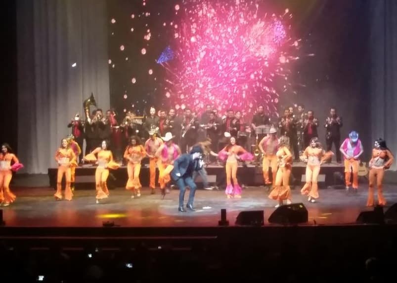 Rodeado de bailarines, el ídolo grupero honró a Joan con este tema al que le puso su propio estilo.