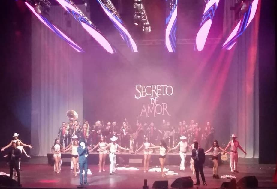 El Dasa subió al escenario para interpretar el tema 'Secreto de Amor'.