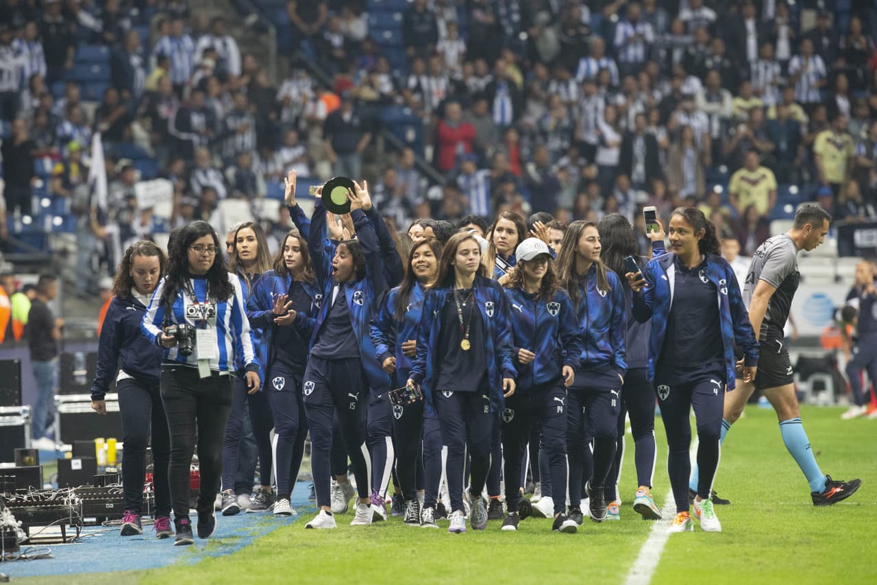 Las campeonas de la Liga MX Femenil mostraron la Copa que ganaron a la afición y animaron al equipo del Turco para vencer al América.