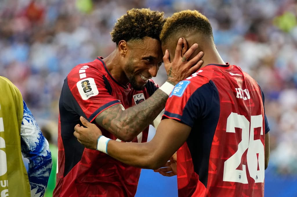 Helio Varela, de Cabo Verde (a la derecha), celebra con su compañero Ryan Mendes tras marcar el segundo gol.