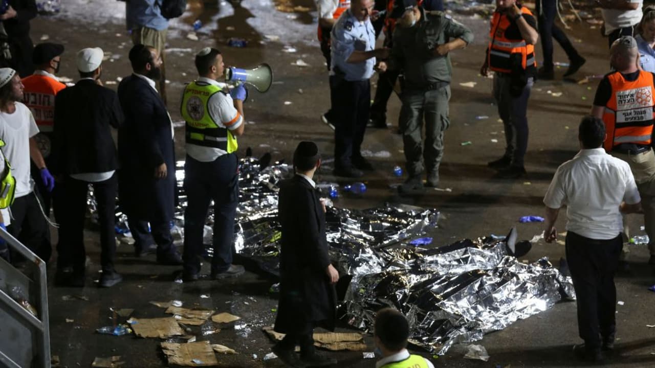 <b>En video:</b> La tragedia se registró en la ciudad de Merón y se produjo, según las autoridades, cuando una gran cantidad de asistentes al festival resbalaron por una rampa que estaba resbaladiza y terminaron formando una ola humana.