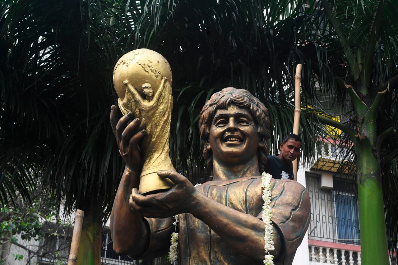 <b><a href="https://www.univision.com/deportes/futbol/diego-armando-maradona-murio-a-los-60-anos-de-edad">Diego Armando Maradona</a></b> murió este miércoles en su casa en Buenos Aires, de un paro cardíaco. Sus restos 
<b><a href="https://www.univision.com/noticias/mundo/velatorio-de-diego-armando-maradona-casa-rosada-argentina">están siendo velados en la Casa Rosada</a></b>, sede del gobierno argentino. Trabajadores en Kolkata, India erigieron esta escultura en honor al mítico jugador de fútbol.