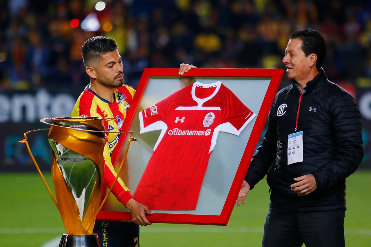 Morales también tuvo un paso por la escuadra escarlata y recibió un reconocimiento de la directiva.